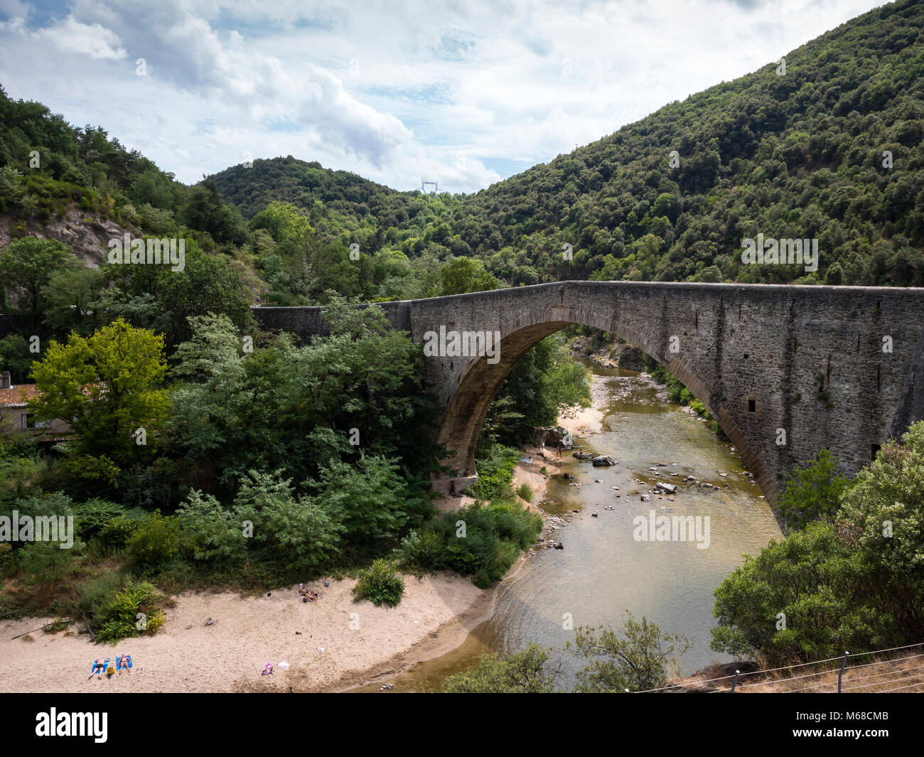 Ponte sopra il Doux Pont Grand Saint Jean de Muzois Ardèche Auvergne-Rhône-Alpes Francia Foto Stock