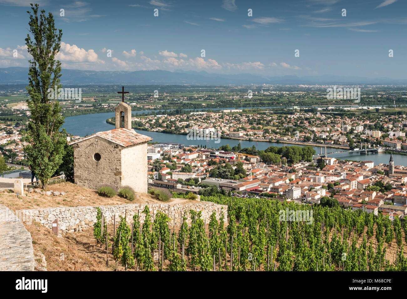 Attraverso i vigneti a Tain l'hermitage Valence Drôme Auvergne-Rhône-Alpes Francia Foto Stock