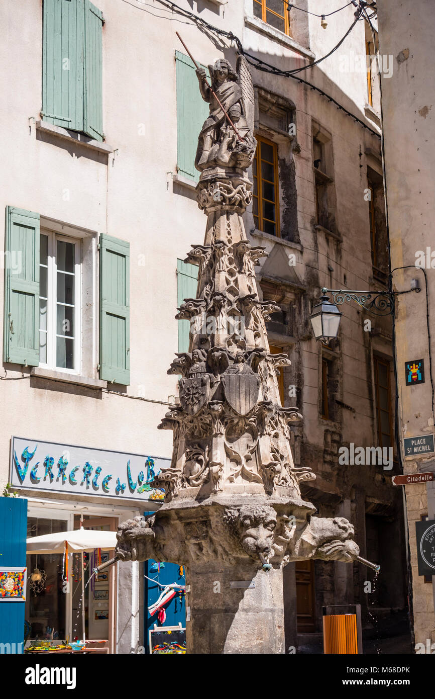 Fontana sulla Rue Grande Forcalquier Alpes-de-Haute-Provence Provenza-Alpi-Costa azzurra Francia Foto Stock