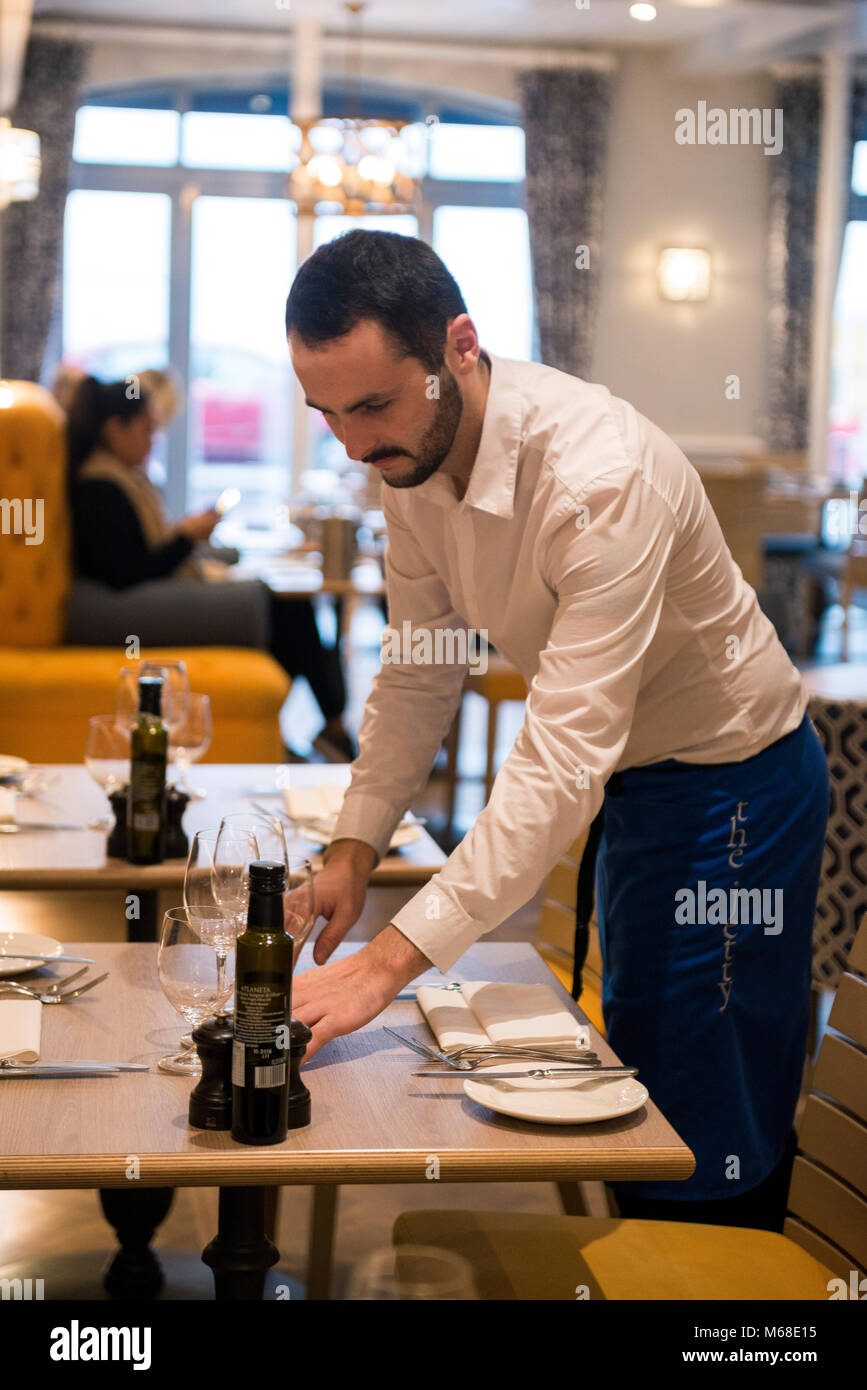 Un maschio in attesa del personale che lavora in un ristorante Foto Stock