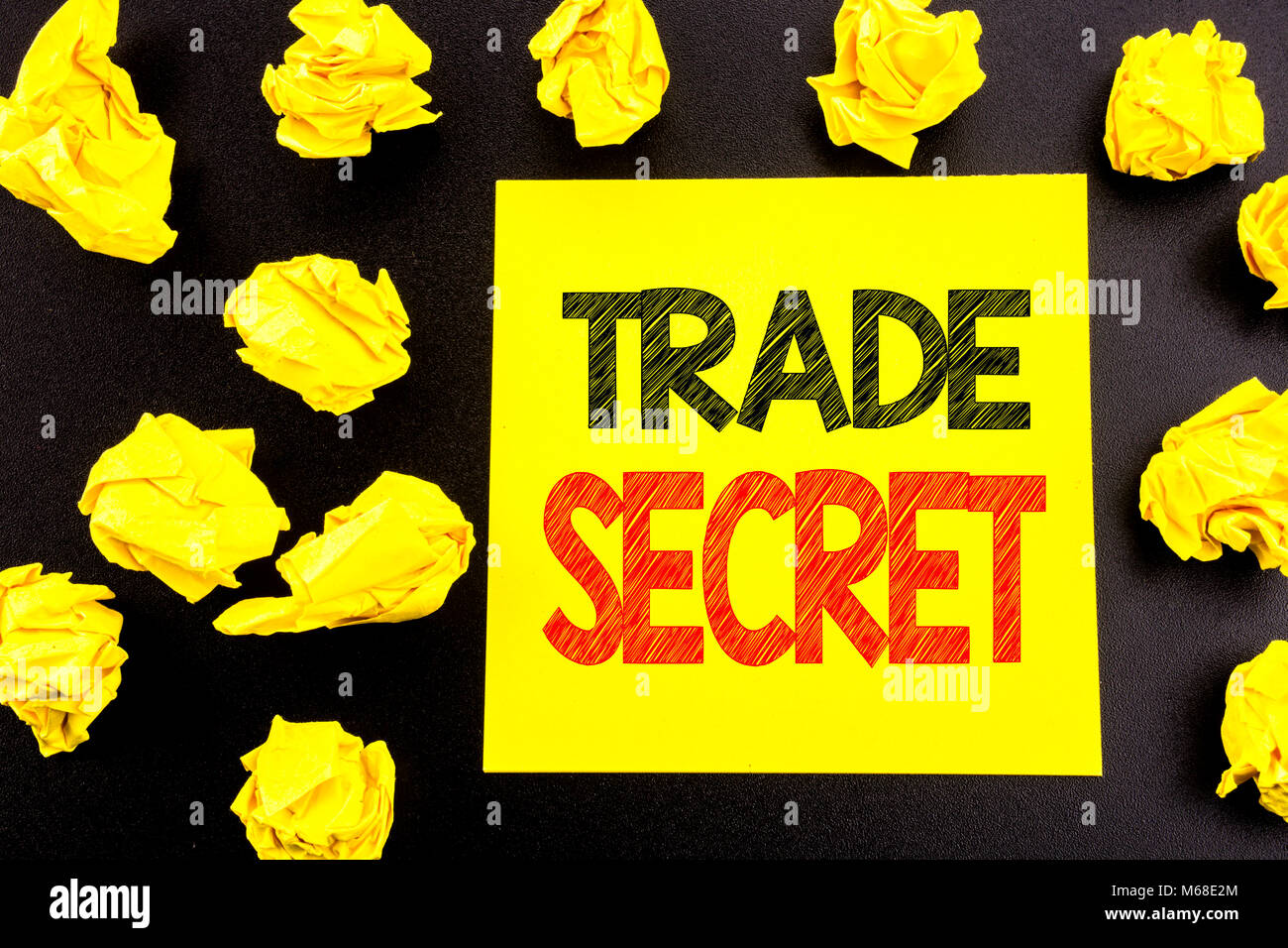 Mano concettuale di scrittura di testo che mostra il segreto commerciale. Il concetto di business per la protezione dei dati scritti su una nota adesiva carta su sfondo nero. Yello piegato Foto Stock
