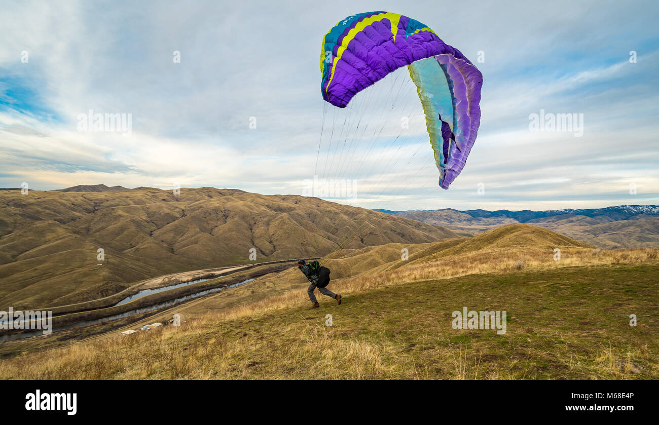 Parapendio lancio su una collina vicino a piegare a ferro di cavallo, Idaho Foto Stock