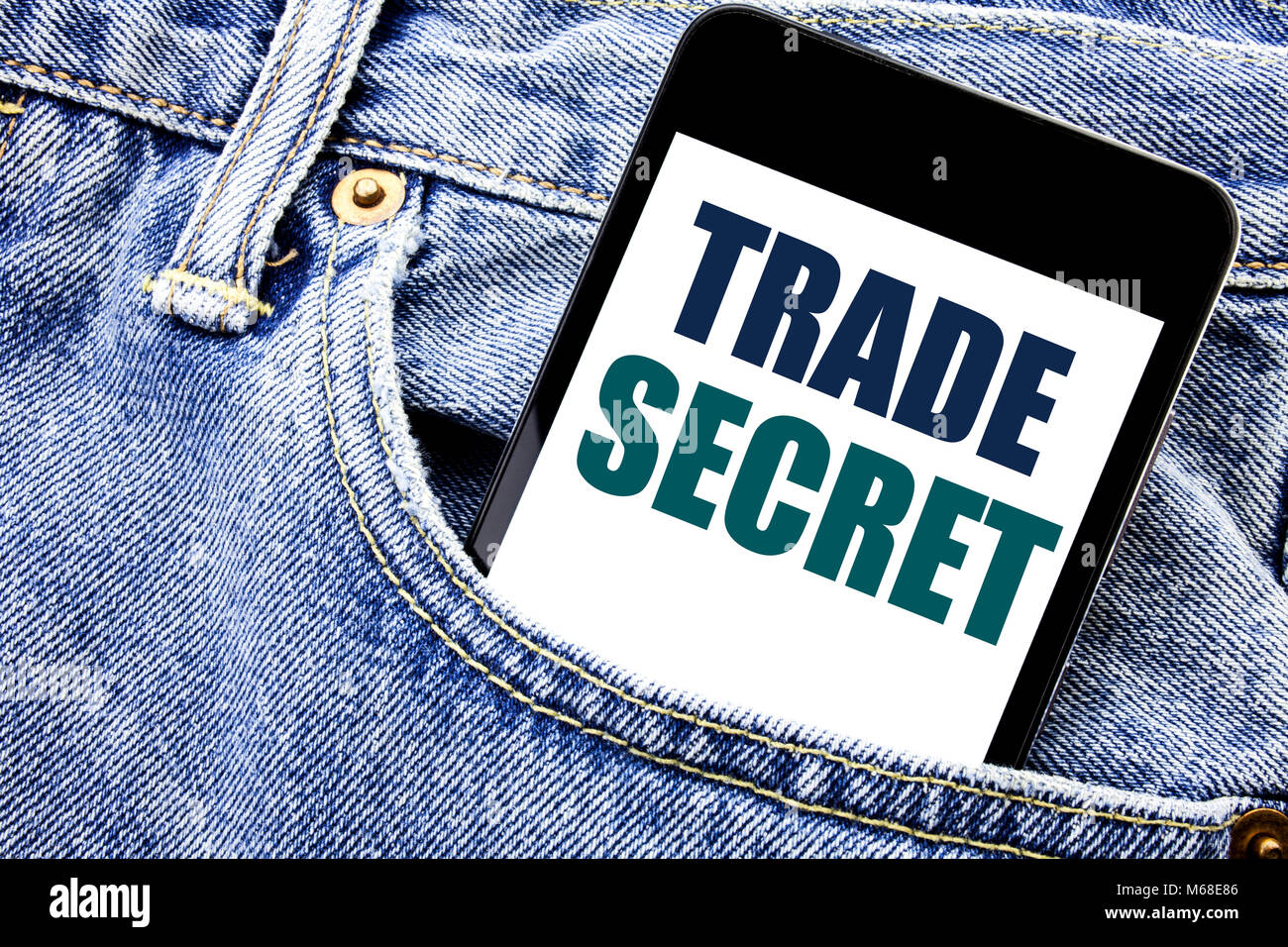 Mano concettuale di scrittura di testo Didascalia ispirazione che mostra il segreto commerciale. Il concetto di business per la protezione dei dati scritti Telefono cellulare telefono cellulare plac Foto Stock