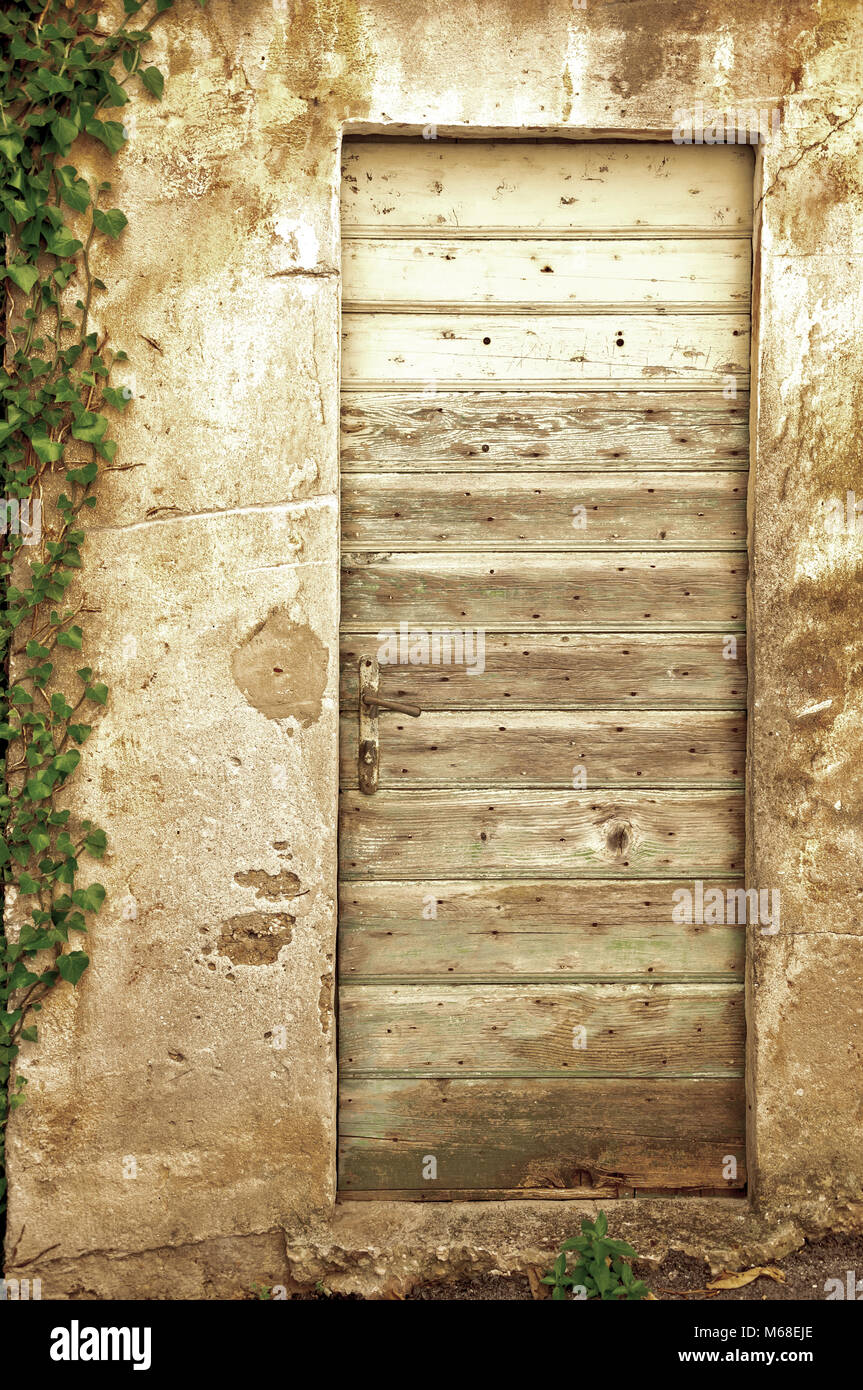 Vecchie porte tradizionali al vecchio villaggio sopra la città di Almissa, Dalmazia, Croazia Foto Stock