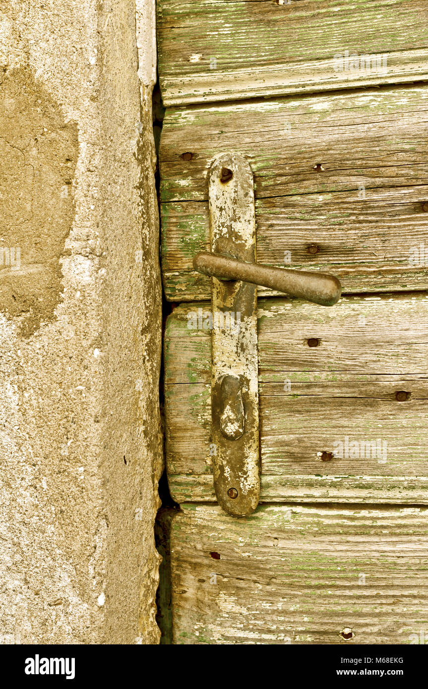 Vecchie porte tradizionale maniglia in ottone al vecchio villaggio sopra la città di Almissa, Dalmazia, Croazia Foto Stock