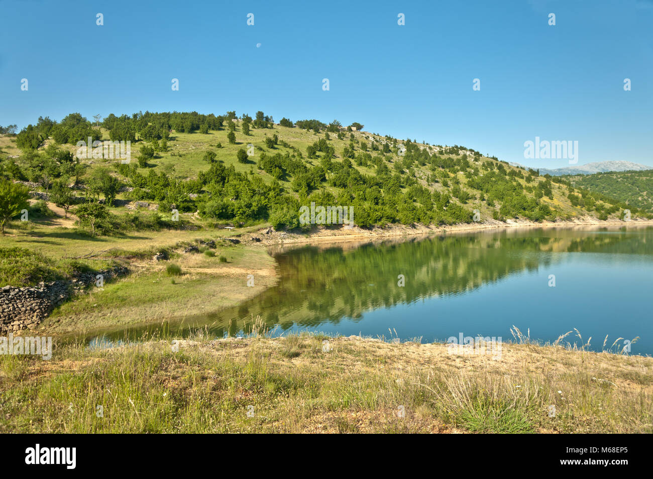 Vista l'artificiale (accumulo) lago chiamato Peruèa vicino al luogo chiamato Dabar nell entroterra della Dalmazia, Croazia Foto Stock