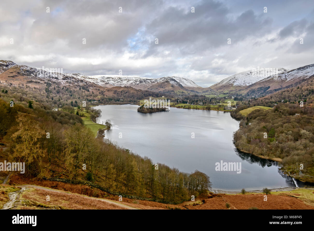 Vista su tutta Grasmere verso Helm Crag e sede sandalo da appena sopra Loughrigg terrazza. Foto Stock