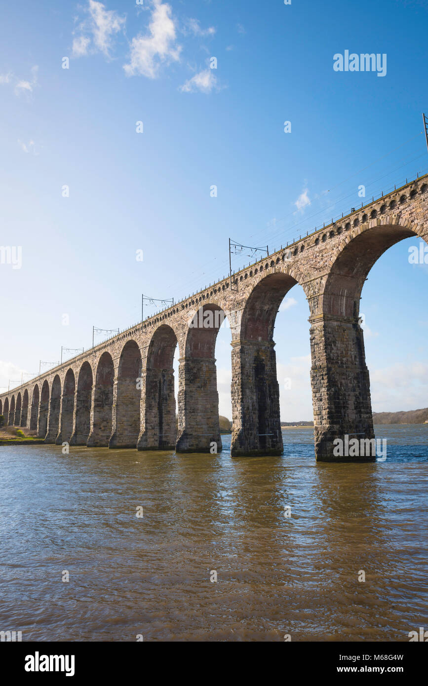 Il Royal ponte di confine disegnato da Robert Stephenson (1850) che ricoprono il Tweed vicino al confine della città di Berwick upon Tweed, Northumberland,l'Inghilterra, Regno Unito Foto Stock