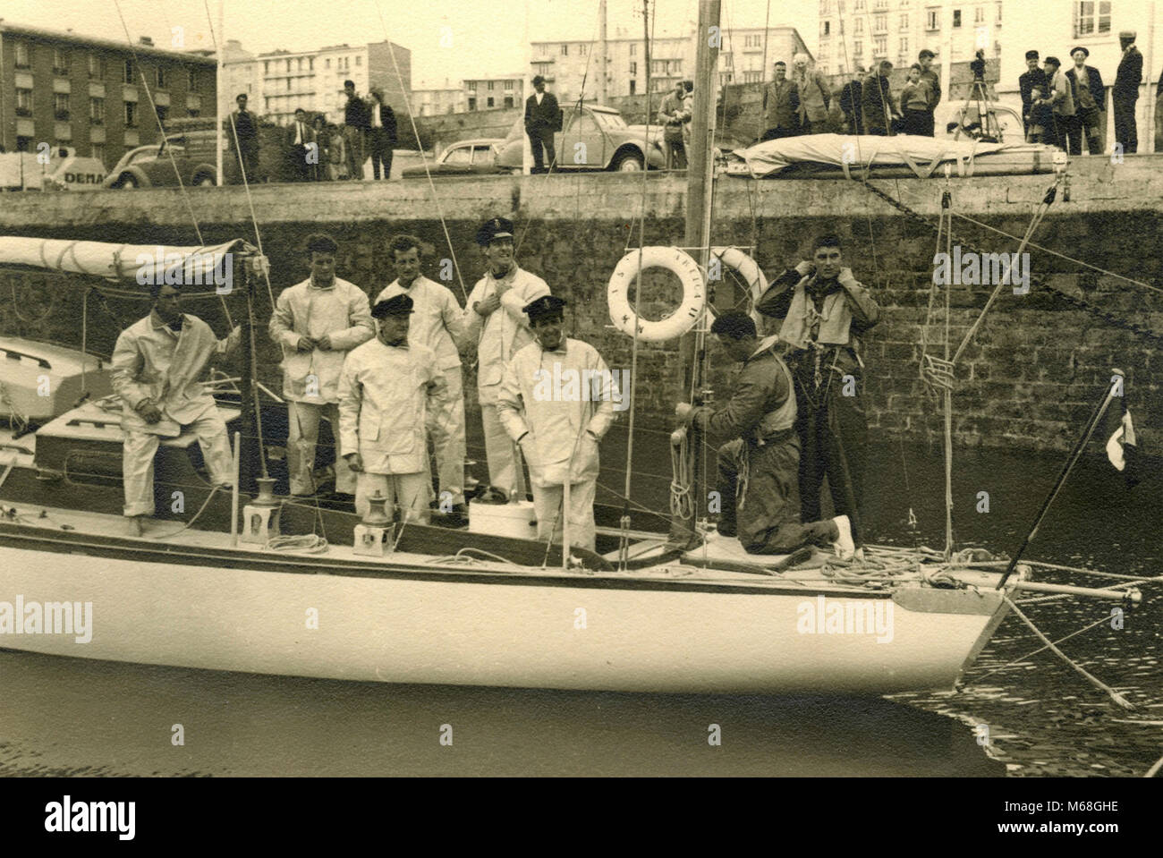 I marinai della marina militare italiana su una barca a vela, 1950s Foto Stock