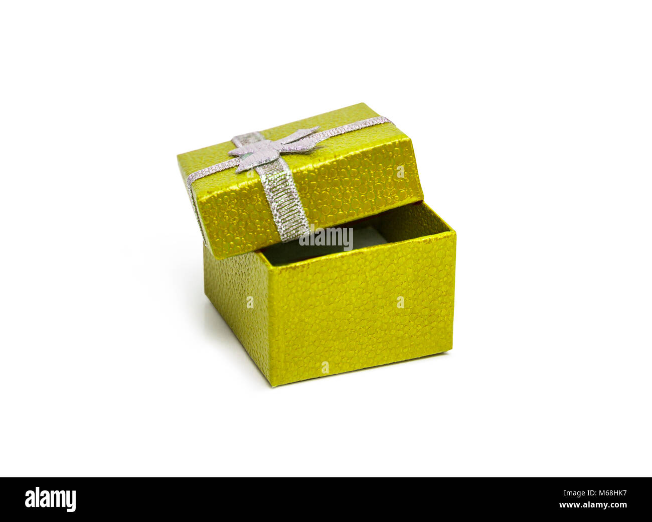 Aprire il colore giallo confezione regalo con nastro argentato isolati su sfondo bianco Foto Stock
