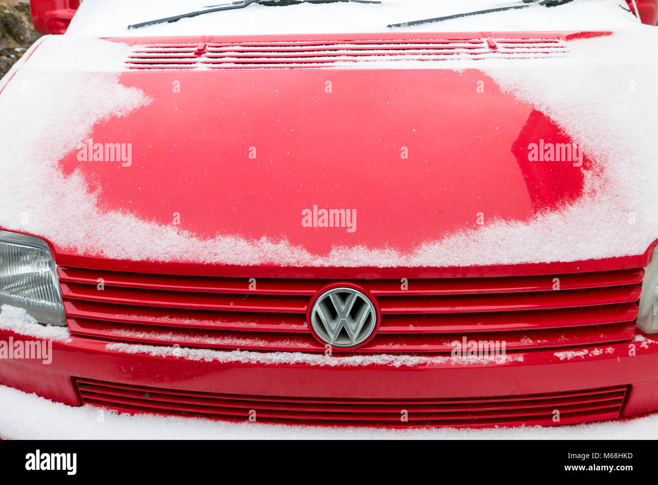 Volkswagen T4 camper parcheggiato sul ciglio della strada e coperto in una raffica di neve il 1 marzo 2018 Foto Stock