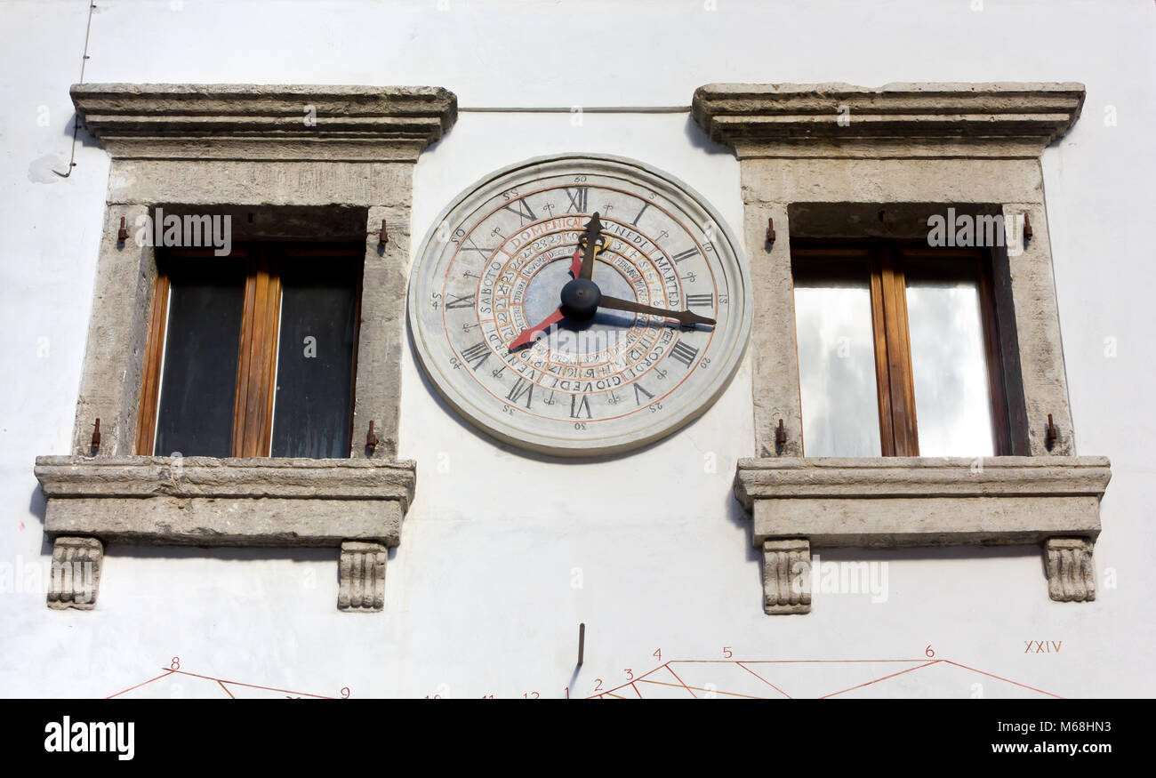 Antica pietra orologio calendario sulla parete esterna di un edificio storico in Pesariis, Italia Foto Stock