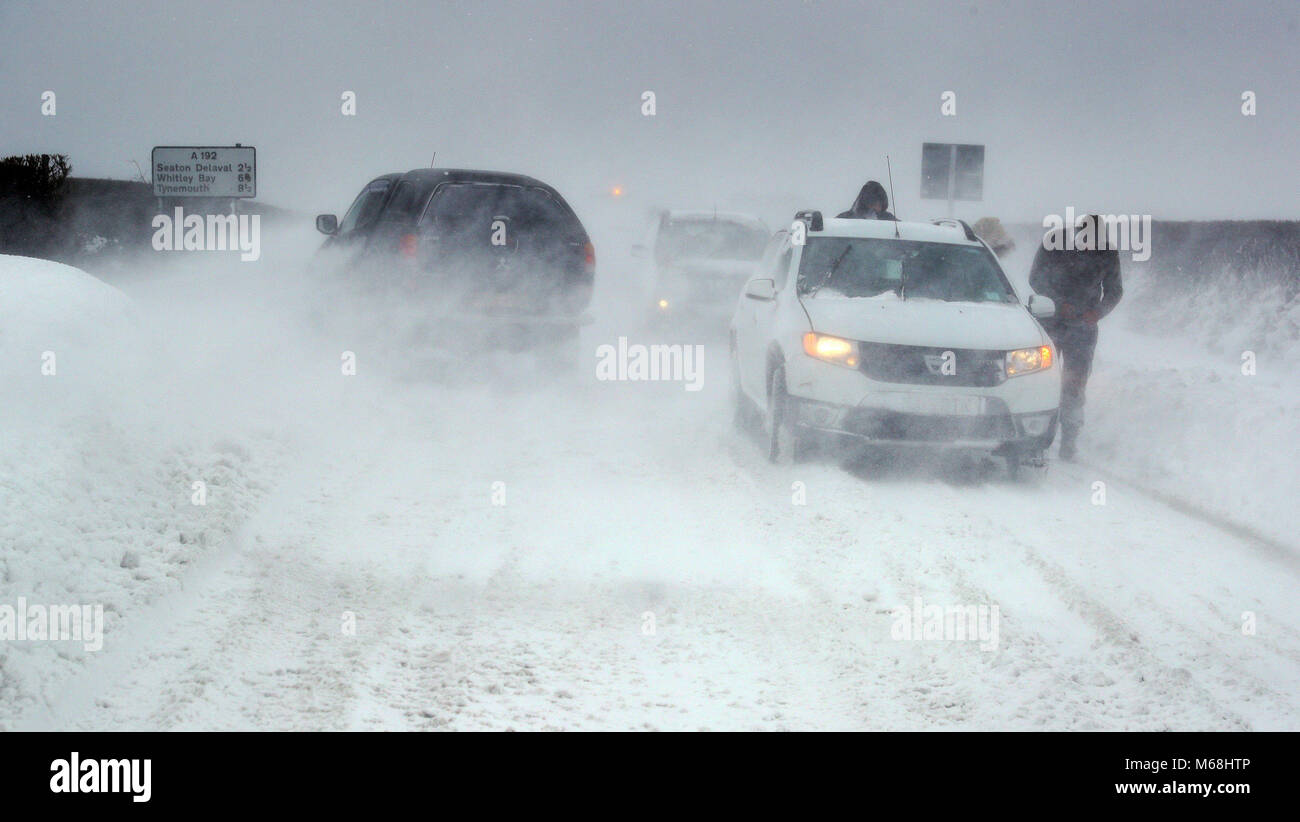 Vetture in condizioni di neve sulla A192 vicino Blyth nel Northumberland, come tempesta Emma, laminazione in dall'Atlantico, sembra pronta a soddisfare la Bestia da parte dell'est Russia gelida aria - causando ulteriori diffusa nevicata e amaro temperaturess. Foto Stock