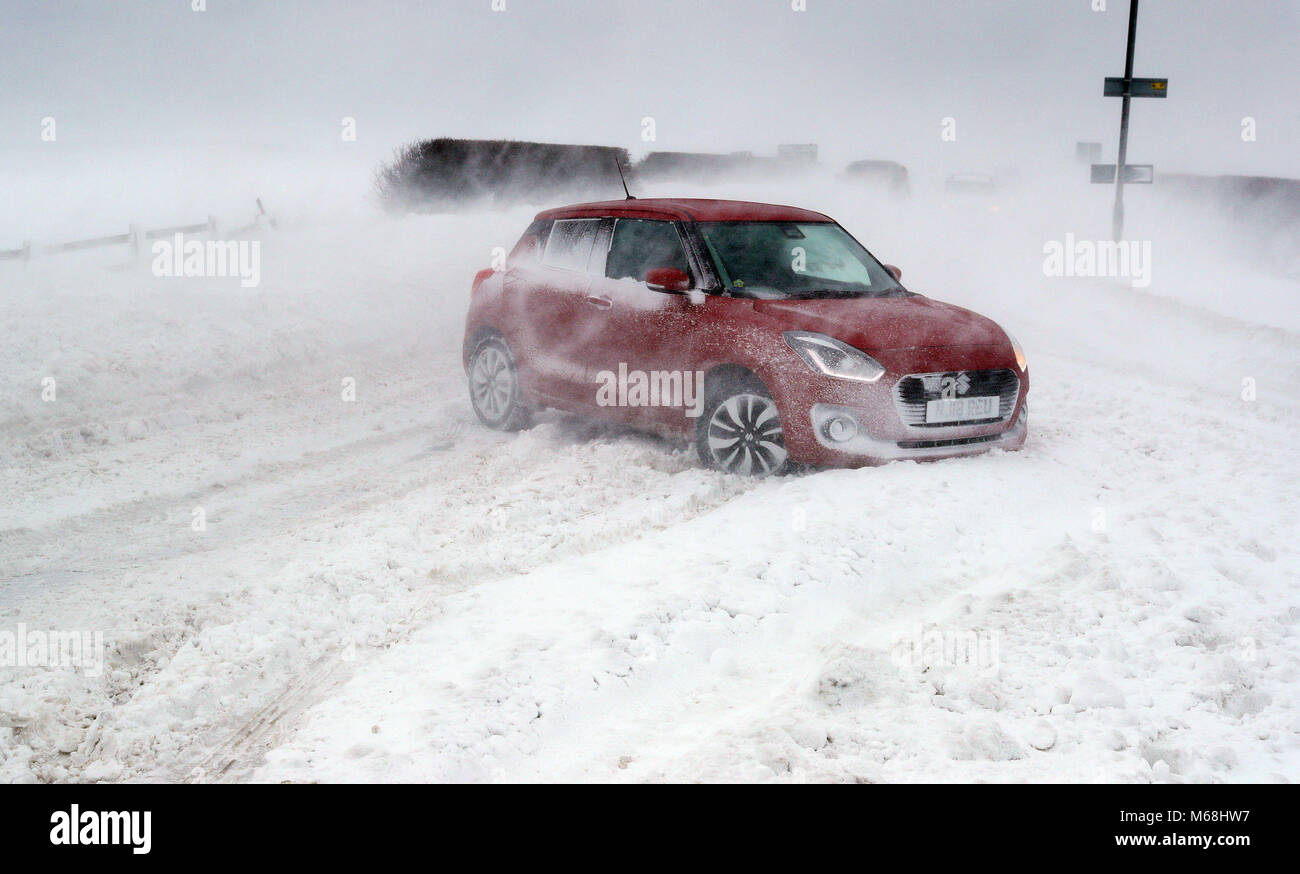 Vetture in condizioni di neve sulla A192 vicino Blyth nel Northumberland, come tempesta Emma, laminazione in dall'Atlantico, sembra pronta a soddisfare la Bestia da parte dell'est Russia gelida aria - causando ulteriori diffusa nevicata e amaro temperaturess. Foto Stock