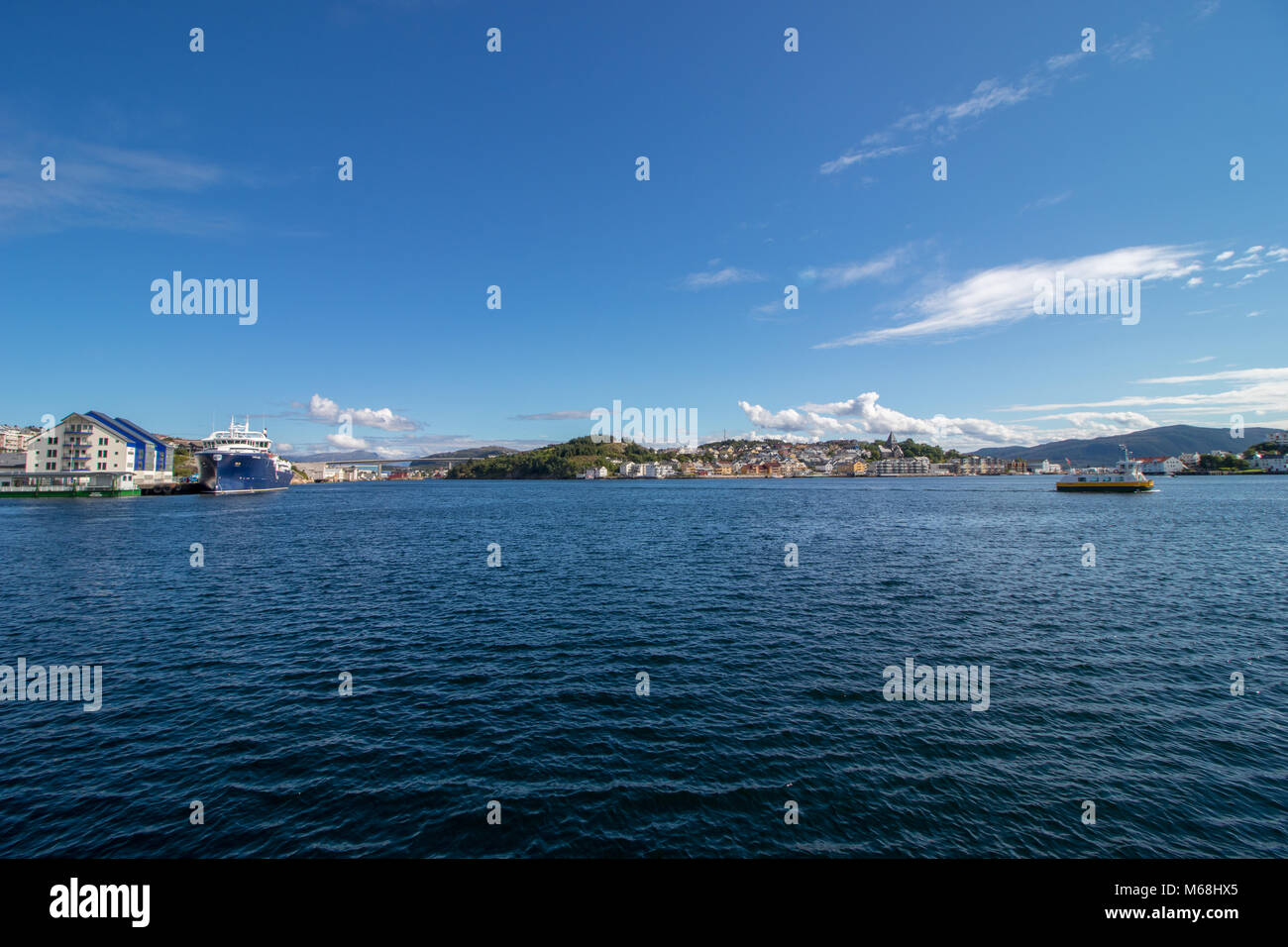 La città di Kristiansund, Norvegia. Kristiansund è una città e un comune nel distretto di Nordmore sulla costa occidentale della Norvegia. Foto Stock