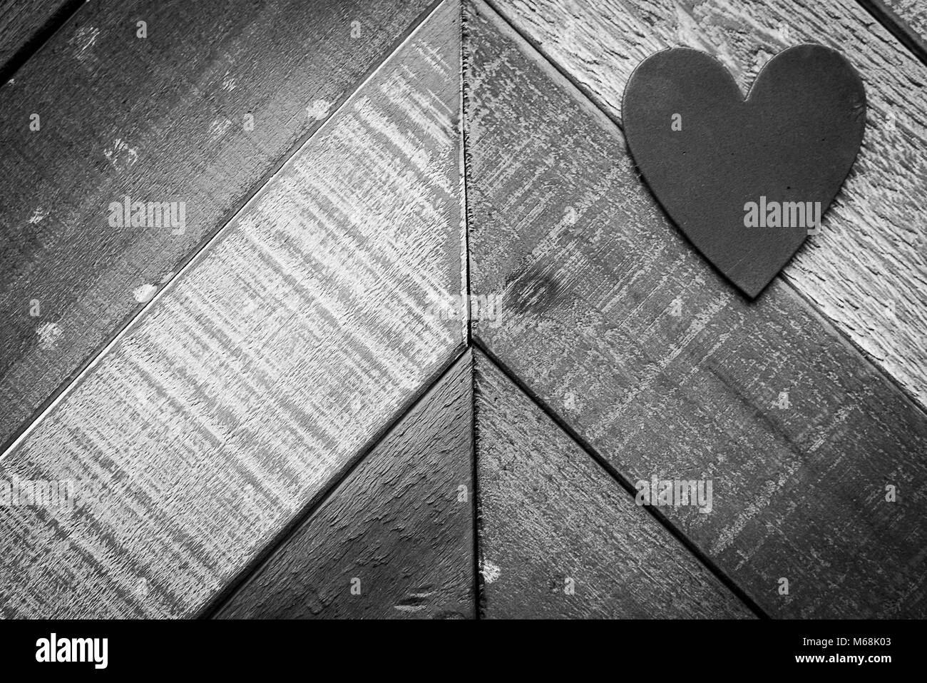 Forma di cuore su Weathered superficie di legno Foto Stock