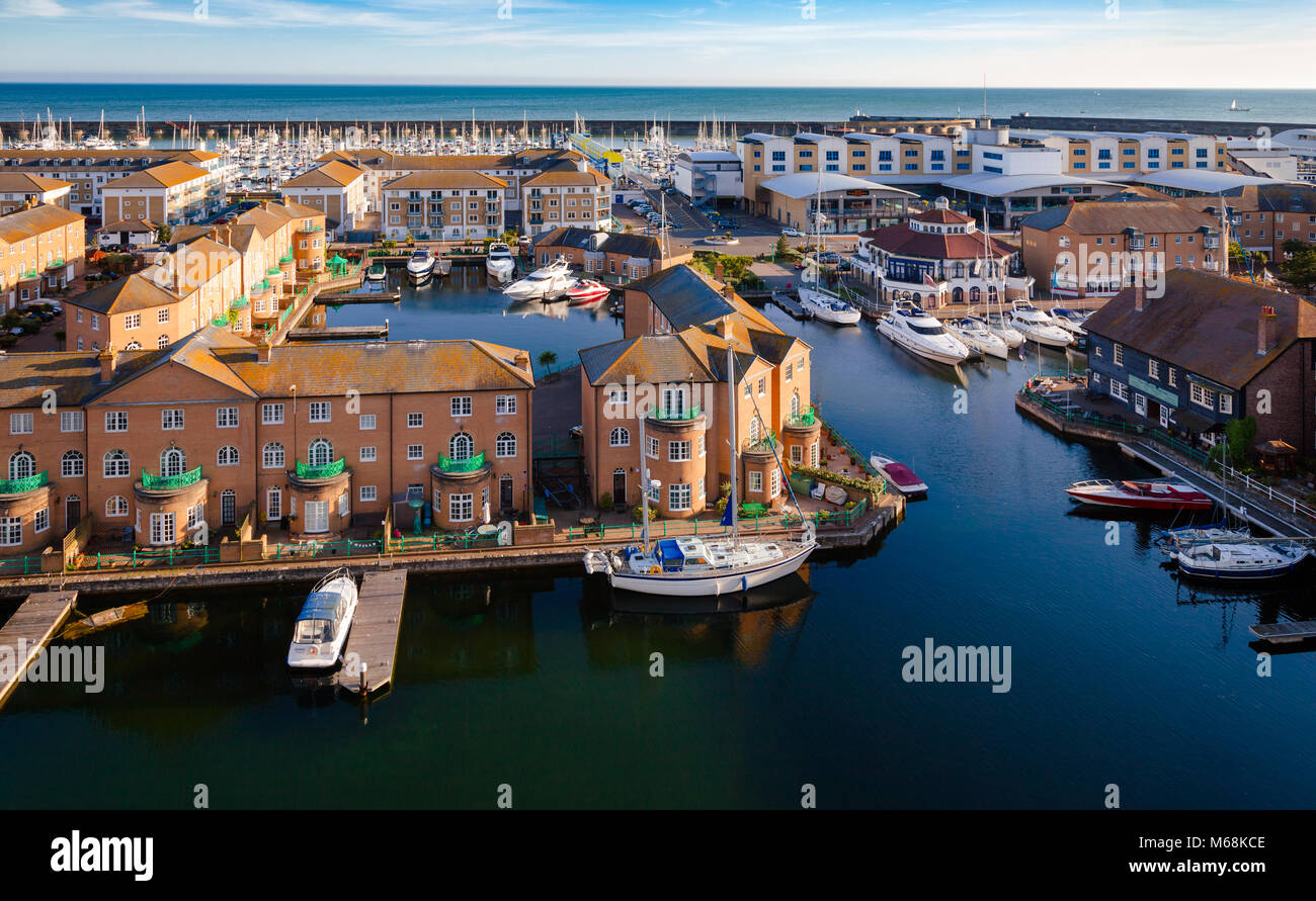 BRIGHTON, Regno Unito - 5 GIU 2013: vista aerea artificiale di Brighton Marina, un alloggiamento popolari e un complesso di svaghi con Marina yachting Foto Stock