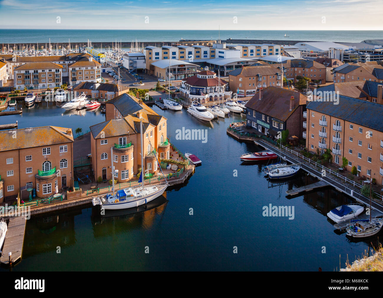 BRIGHTON, Regno Unito - 5 GIU 2013: vista aerea artificiale di Brighton Marina, un alloggiamento popolari e un complesso di svaghi con Marina yachting Foto Stock