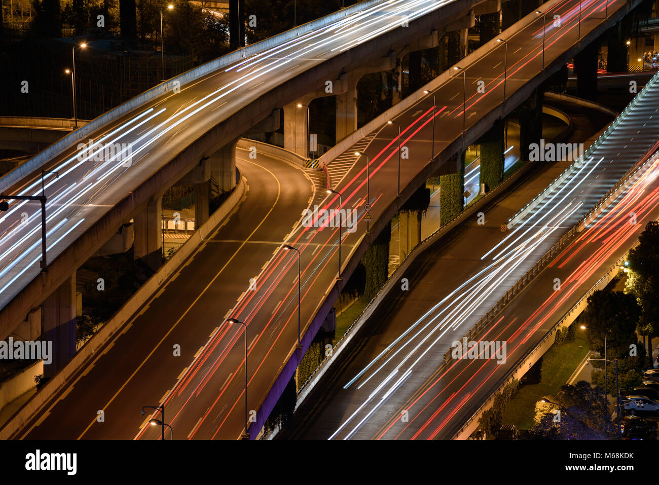 I sentieri di luce sulla autostrada a Chengdu Cina. Foto Stock