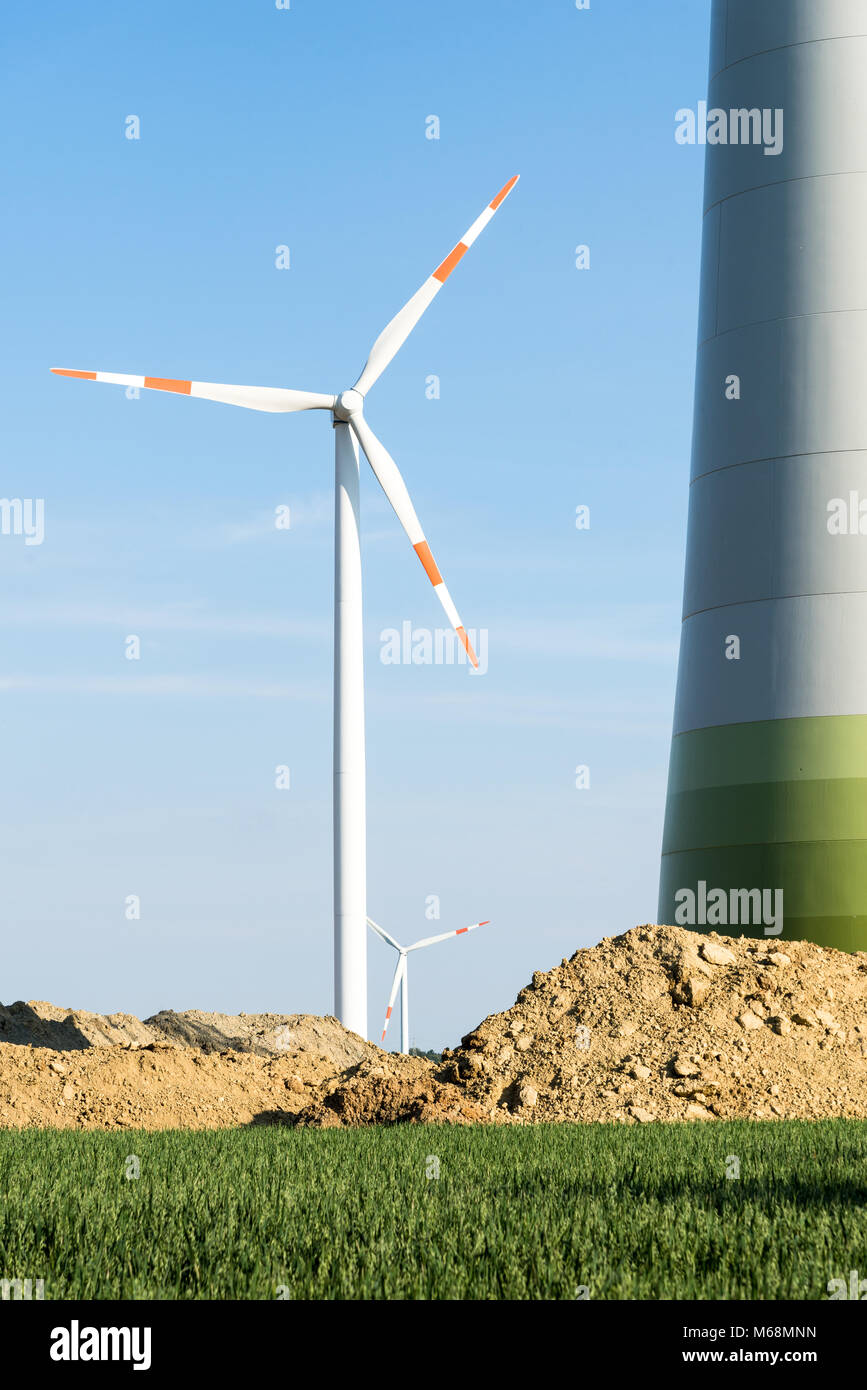 Appena state edificate le turbine eoliche - un concetto per la produzione energetica sostenibile Foto Stock