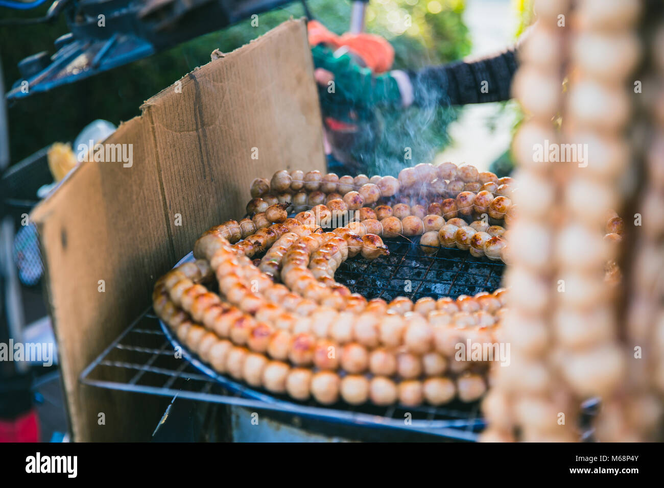 Thai Esan salsiccia street food sour insaccato di maiale alla griglia su carbone di legna Foto Stock