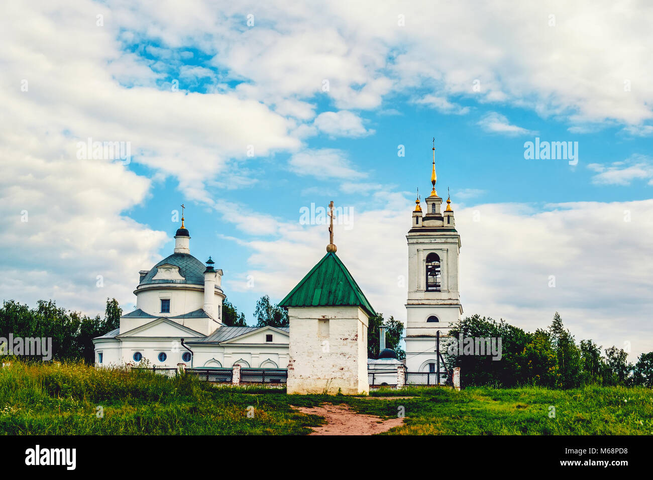 Bellissimo paesaggio con la famosa Chiesa in Russia, Konstantinovo, il luogo di nascita di Sergei Yesenin. Punto di riferimento russo. Un telaio orizzontale. Foto Stock