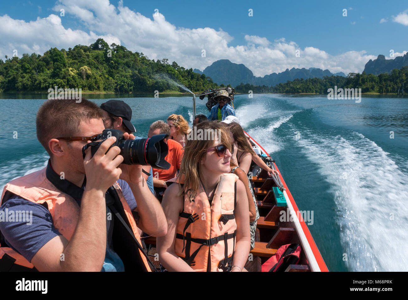 2018-02-01 per i turisti che visitano il parco nazionale di Khao Sok lago della Thailandia Foto Stock