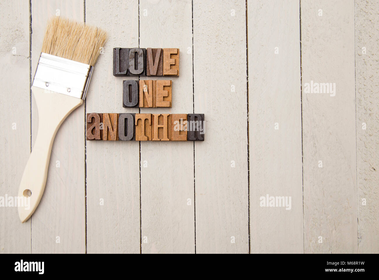 "Amatevi gli uni gli altri" scritto nel tipo Set - a volte amore è rappresentato dal servizio a ciascun altro Foto Stock