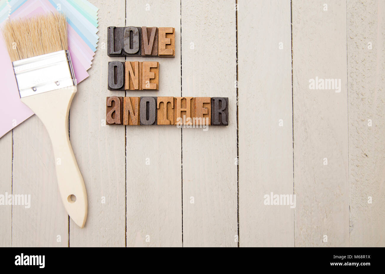"Amatevi gli uni gli altri" scritto nel tipo Set - a volte amore è rappresentato dal servizio a ciascun altro Foto Stock