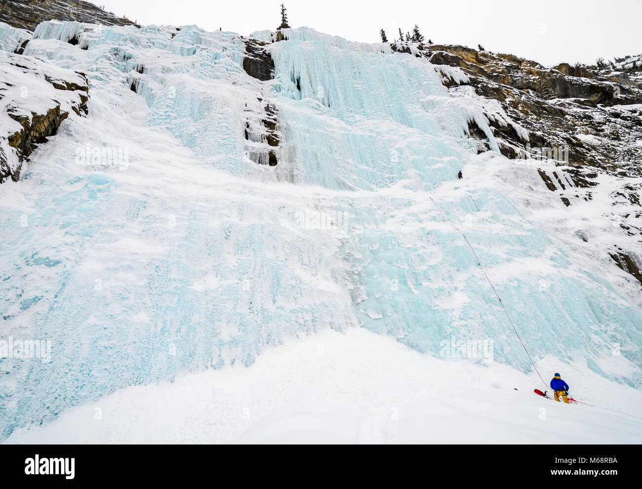 Shane Nelson e Matt Ward salita inferiore parete piangente WI4-5 sulla Icefields Parkway Foto Stock