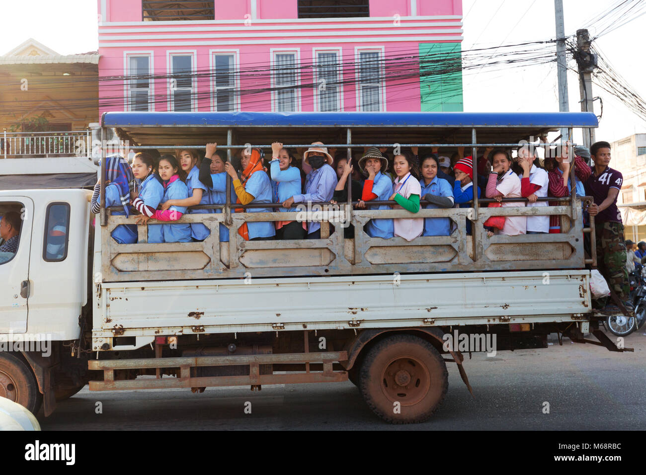 Lavoratori di sesso femminile da una fabbrica locale di essere trasferiti di nuovo al loro villaggio da autocarro, Kampot, Cambogia Asia Foto Stock