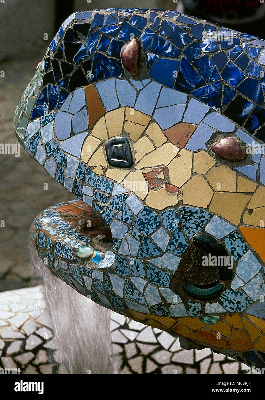 Barcellona, in Catalogna, Spagna. Parco Guell, progettato da Antonio Gaudi, 1900-1914. Salamander, Dragon fontana, noto come 'il drago". Ingresso al parco. Modernismo Catalano. Foto Stock