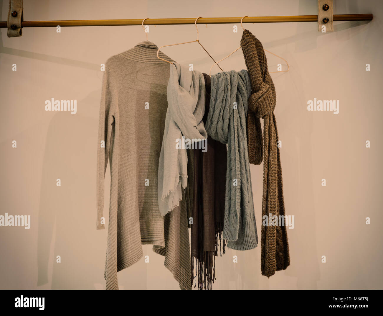 Stile moderno guardaroba con vestiti appesi su appendiabiti in legno. Concetto di design interno Foto Stock