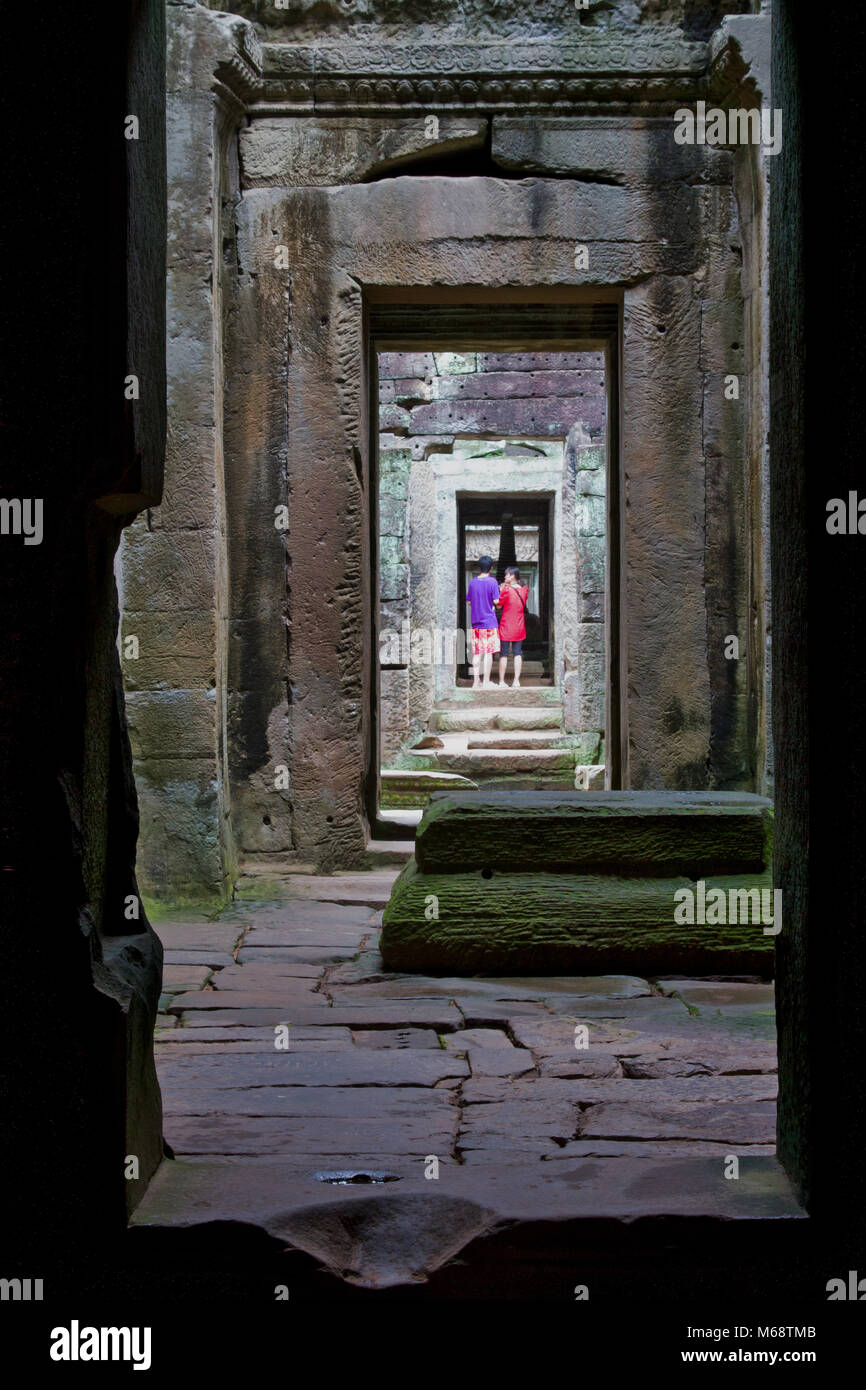 I visitatori in porta alla scoperta di Angkor Wat, un sito del Patrimonio Mondiale in Cambogia. Foto Stock