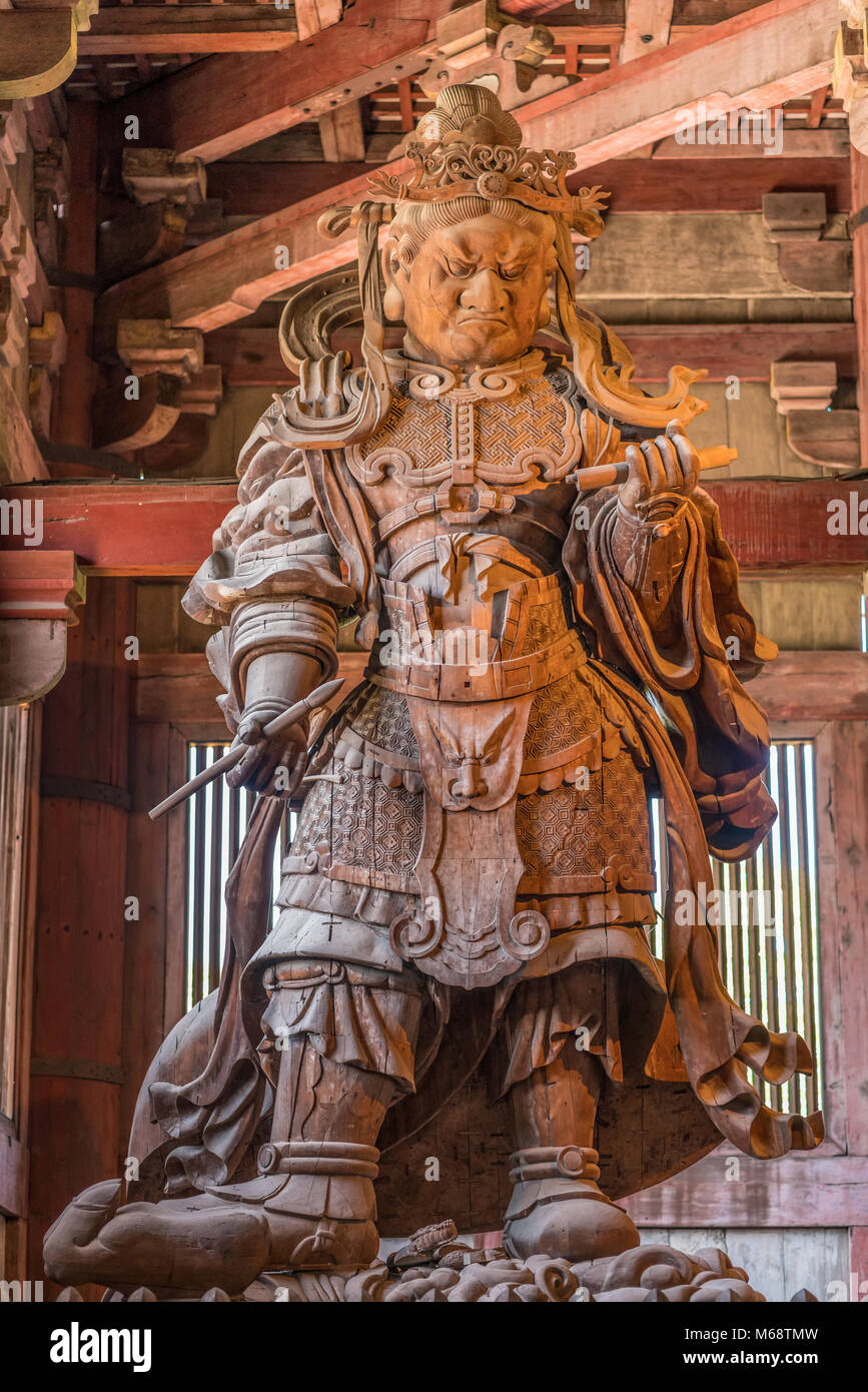 Statua in legno del custode Komokuten (Re di Deva) uno dei celesti custodi delle quattro direzioni a Daibutsu-den (Grande Buddha hall) a Nara di Tempio di Todai-ji Foto Stock