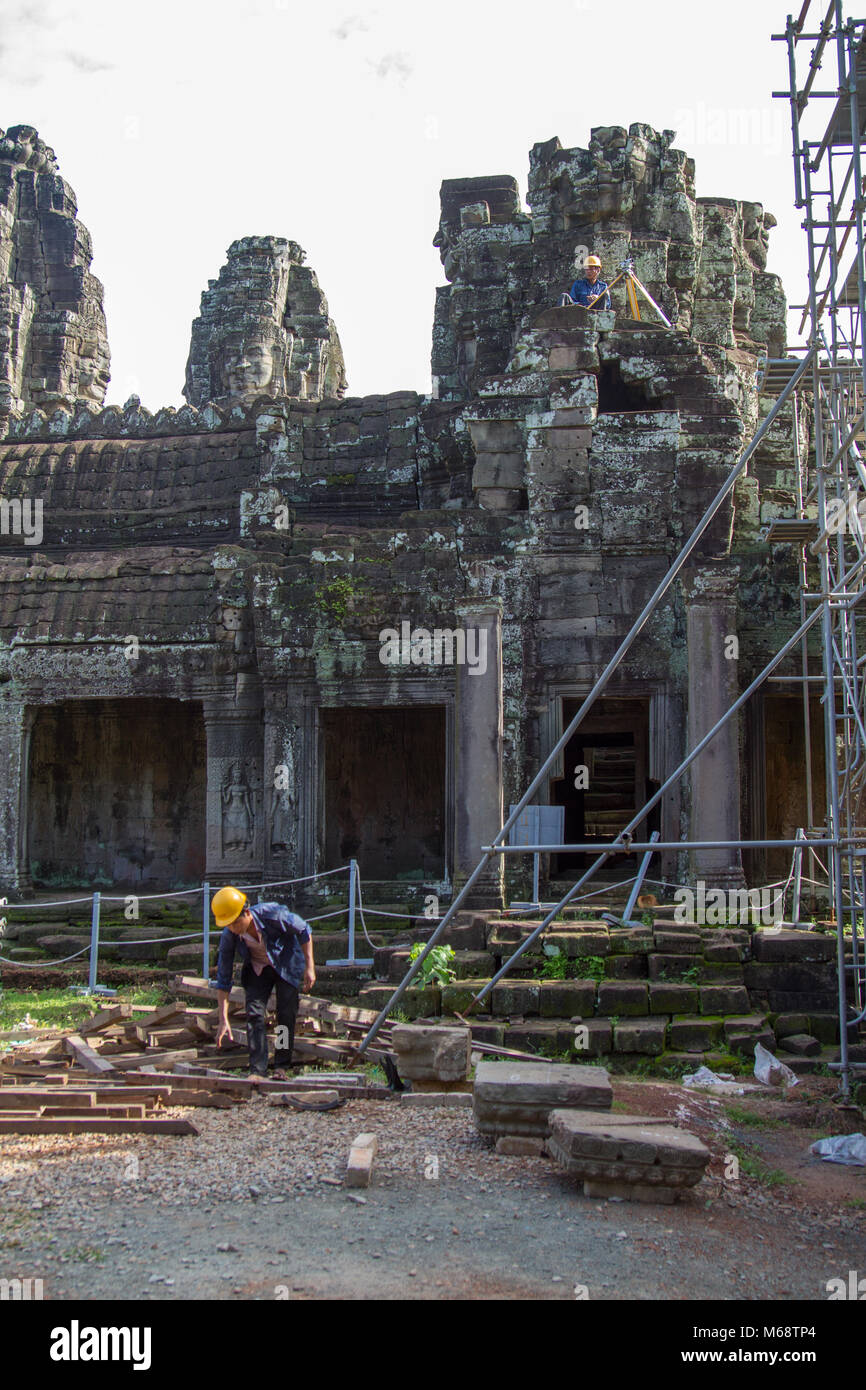 Lavoratori ristrutturando una sezione di Angkor Wat, Cambogia Foto Stock