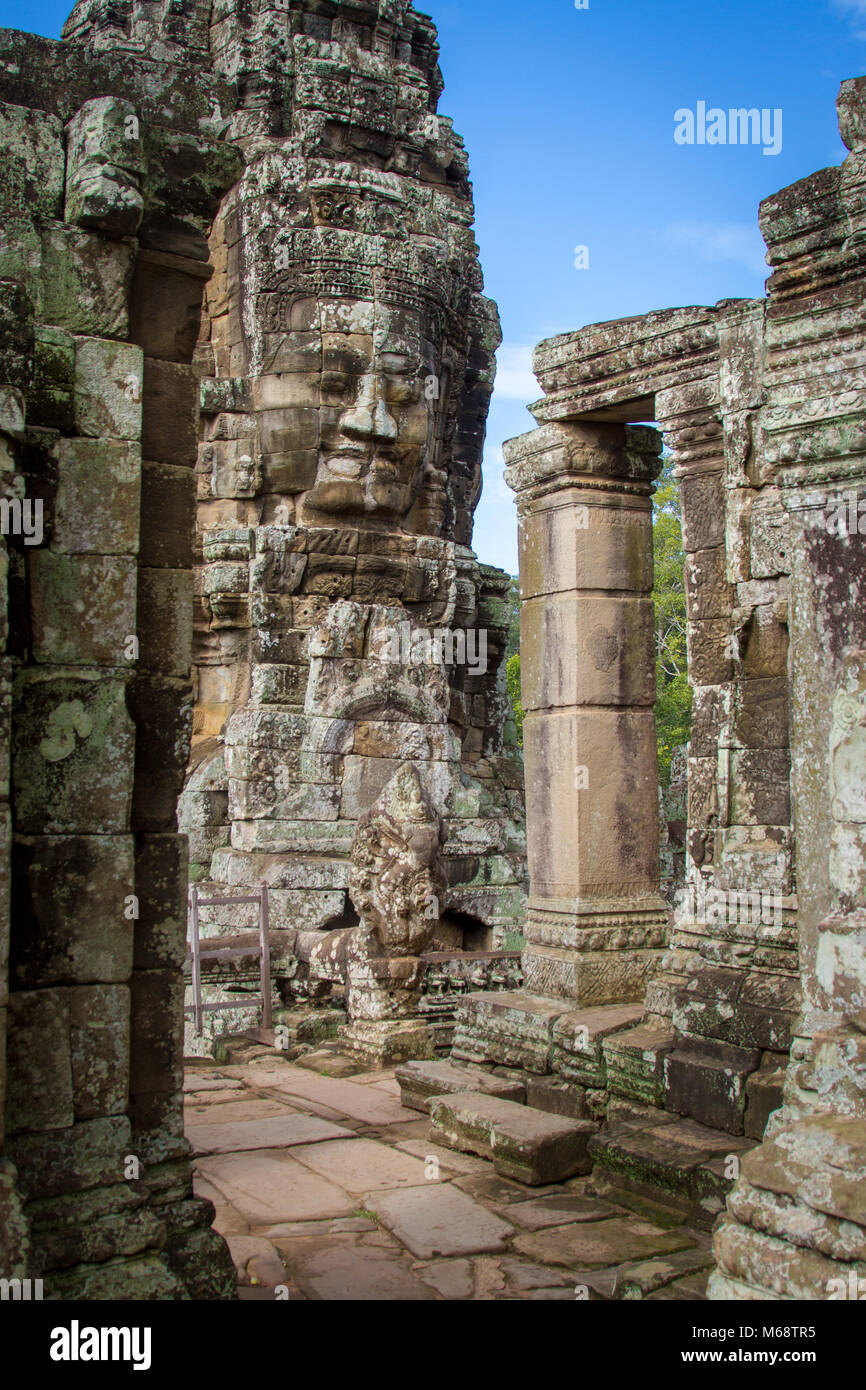 Facce scolpite nelle pareti e guglie di Angkor Wat, Cambogia. Foto Stock
