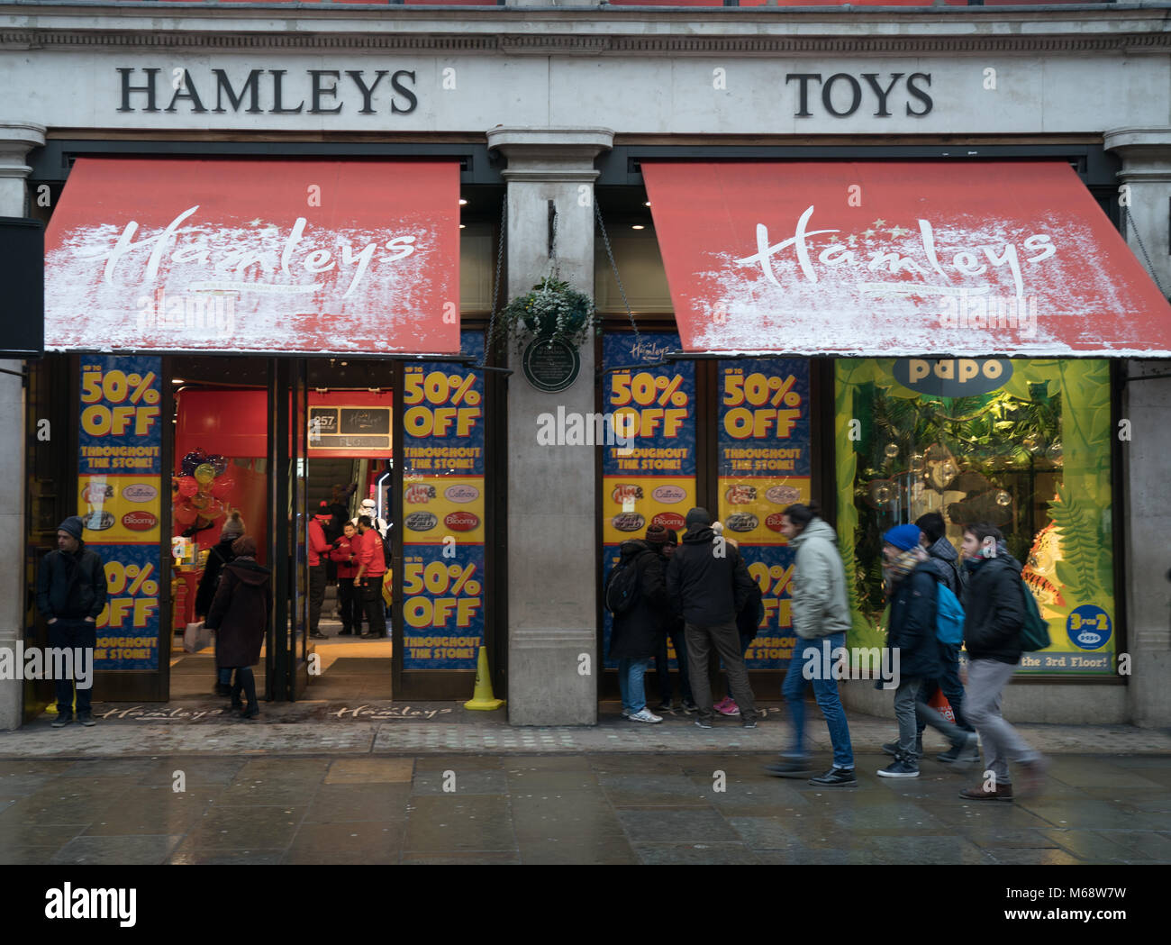 A seguito della notizia di due negozianti di andare fuori del business, ci sono timori per gli altri. Una vista del rivenditore di giocattoli Hamleys in Regents Street in Foto Stock