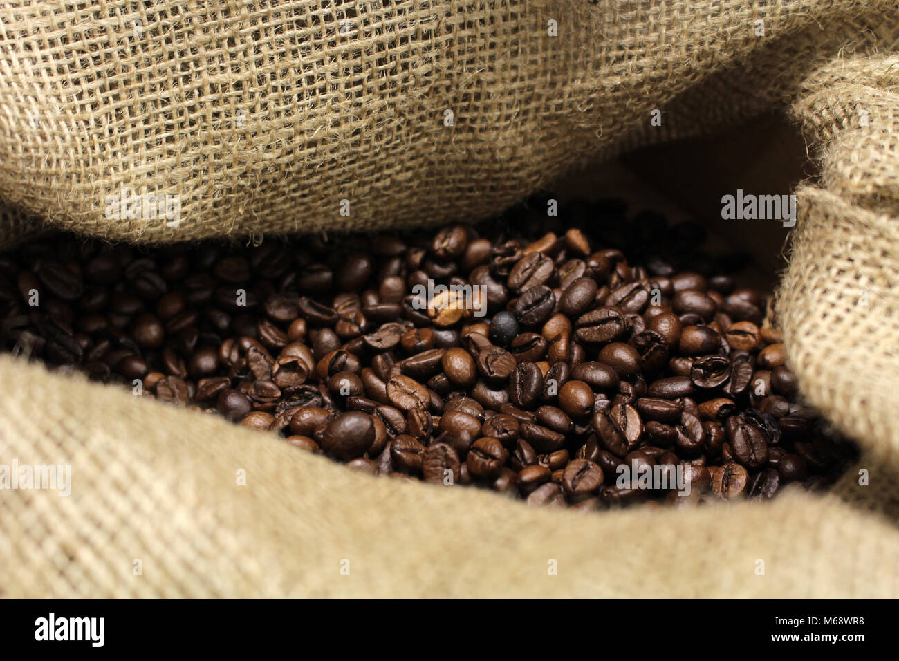 I chicchi di caffè in un sacchetto di juta pronto per l'uso Foto Stock