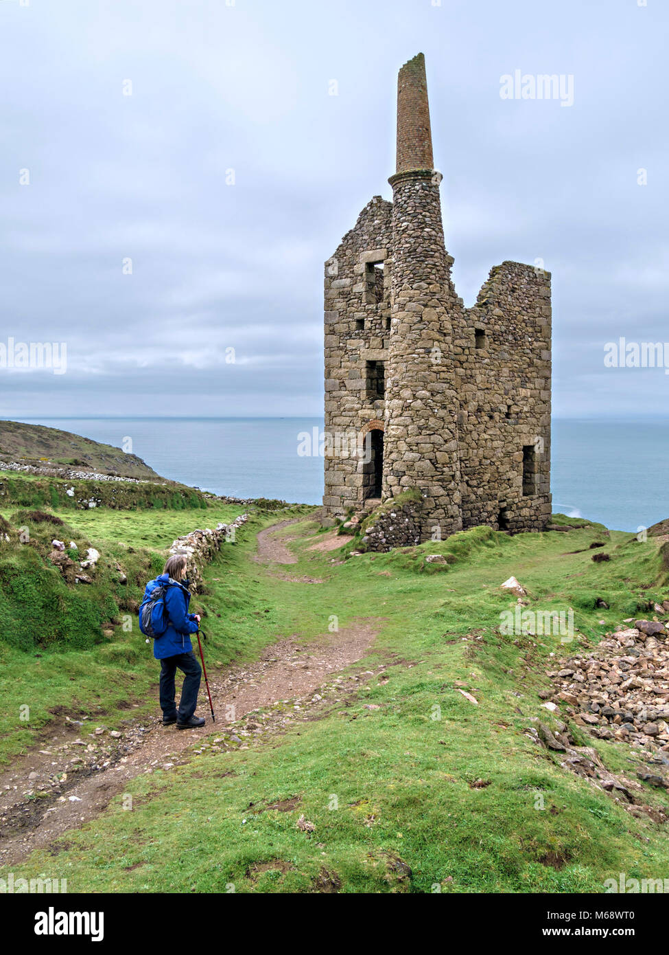 La rovina di West Wheal Owles Miniera di stagno casa motore, utilizzata come posizione di pellicola per Wheal Tempo libero nella BBC Poldark serie TV, Botallack, Cornwall, Regno Unito Foto Stock