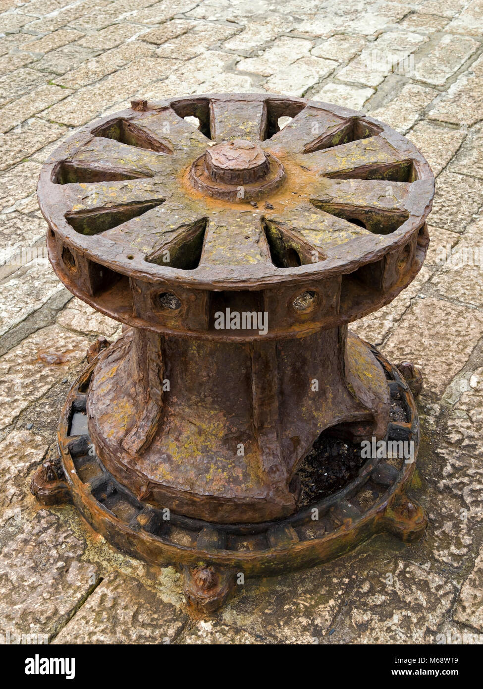 Vecchio arrugginito ghisa metallo asse verticale cabestano verricello, St. Ives, Porto, Cornwall, England, Regno Unito Foto Stock