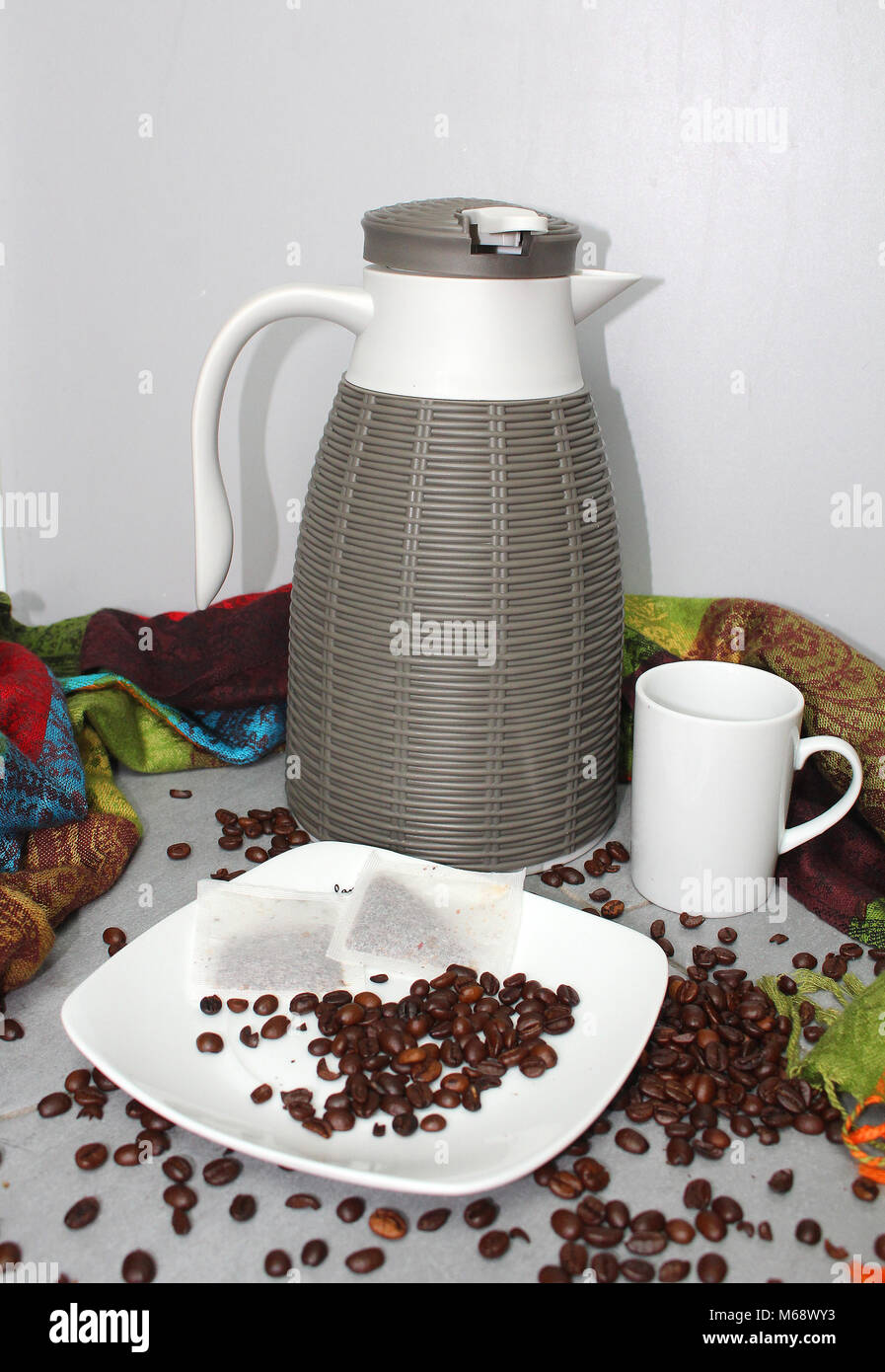 Still Life - bevande calde - thermo pallone con bustine di tè, una tazza e i chicchi di caffè Foto Stock