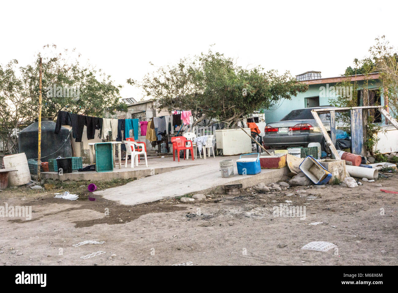 La linea di case di pescatori sulla spiaggia di La Manga villaggio di pescatori nei pressi di San Carlos si affacciano sul mare e sono piuttosto disseminato back yard su sterrato strada principale Foto Stock