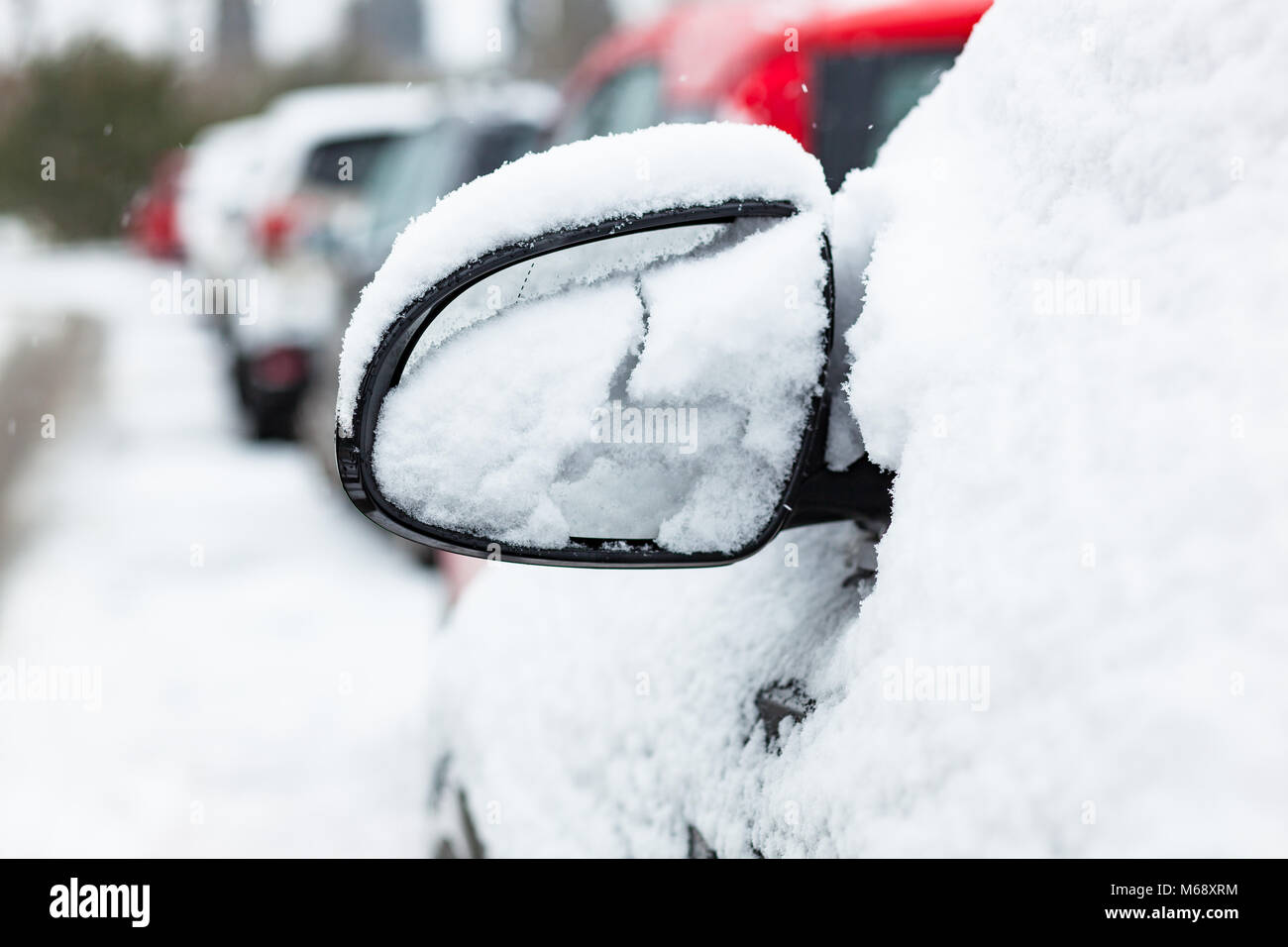 Specchietto retrovisore coperte di neve. Il trasporto dopo la nevicata. Foto Stock