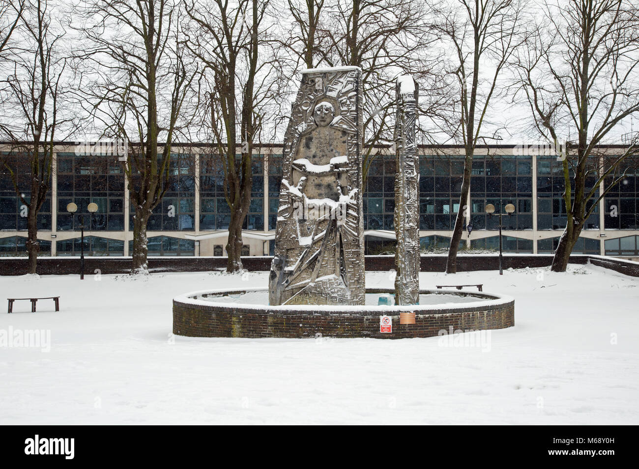 Southend on Sea, Essex, Inghilterra, 27 febbraio 2018, una fontana di fronte la stazione di polizia è coperto di neve. Foto Stock