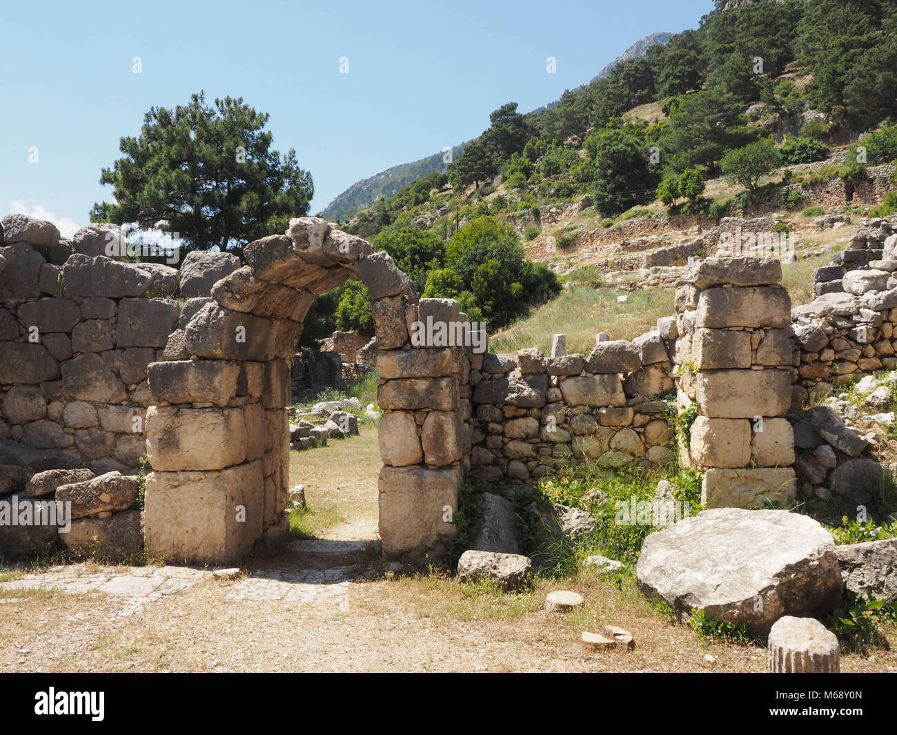 RESTI DI EDIFICI E PARETI AD ARYCANDA, ANTALYA, TURCHIA Foto Stock