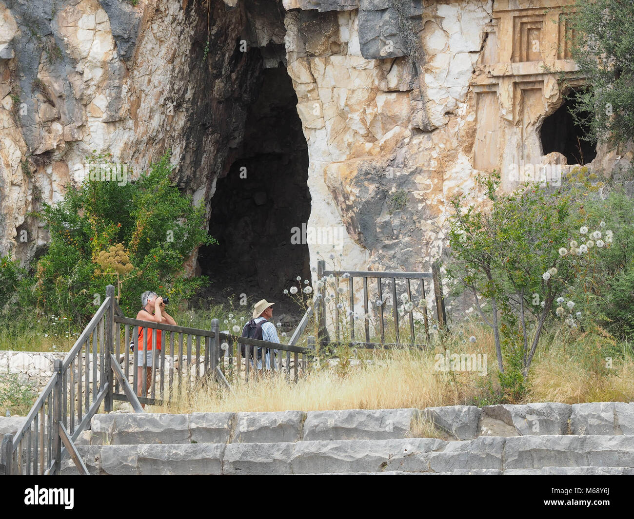 Tombe scavate nella roccia, antica città di Myra, vicino KALE, Turchia Foto Stock