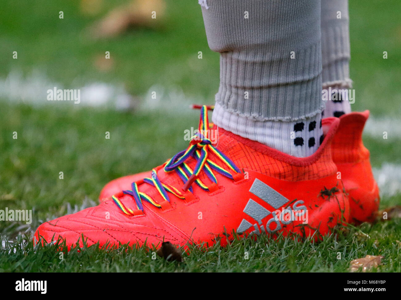 Grimsby's Luca Summerfield mostra il suo sostegno per la comunità LGBT durante il cielo scommettere League 2 corrispondenza tra la città di Crawley e Grimsby Town a Broadfi Foto Stock