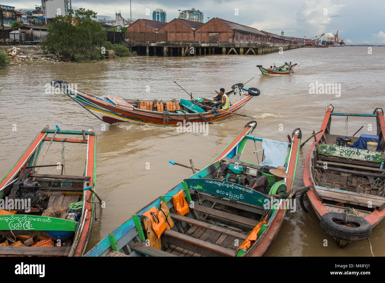 Yangon, Myanmar - 26 Settembre 2016: Tradizionale river taxi traghetti a Yangon, Birmania Foto Stock