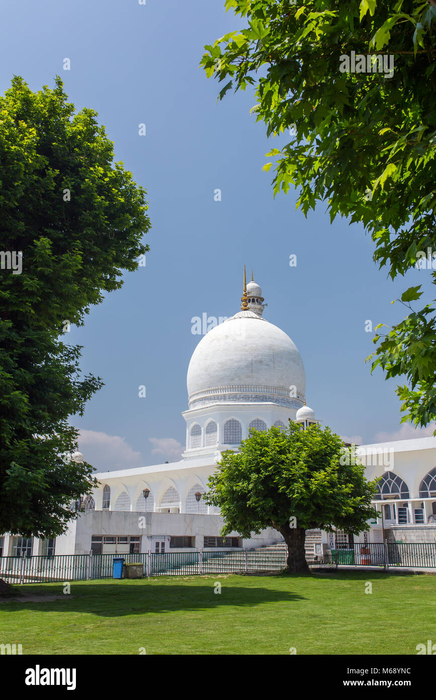 Hazratbal santuario a Srinagar, Jammu e Kashmir in India. È considerato essere il Kashmir è più sacro santuario musulmano. Foto Stock